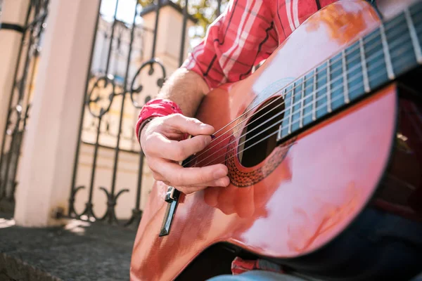 Kraftig manlig gitarrist kärleksfull musik att spela — Stockfoto