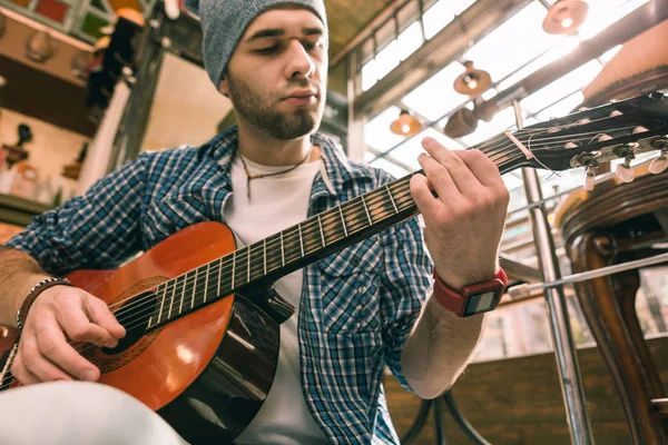 Serious male guitarist concentrating on right technique — Stock Photo, Image