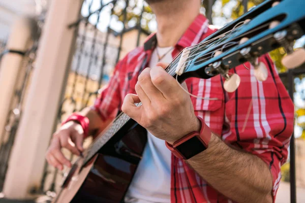 Креативний вуличний музикант кладе руку на струни — стокове фото