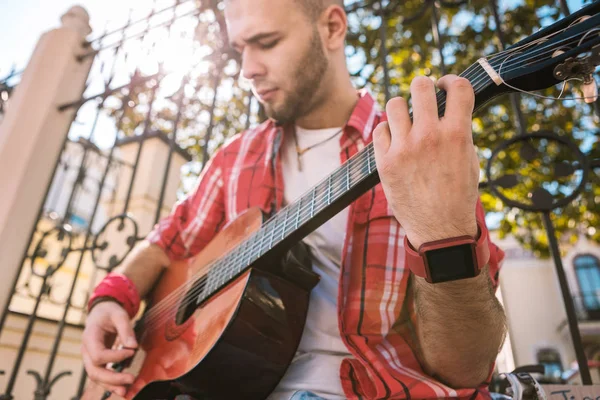 Handsome street musiker gör framsteg i musik — Stockfoto