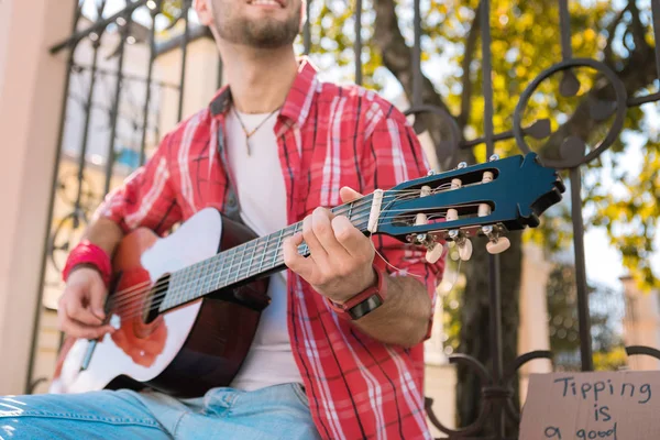 Musicista di strada barbuto esibendosi in strada per soldi — Foto Stock