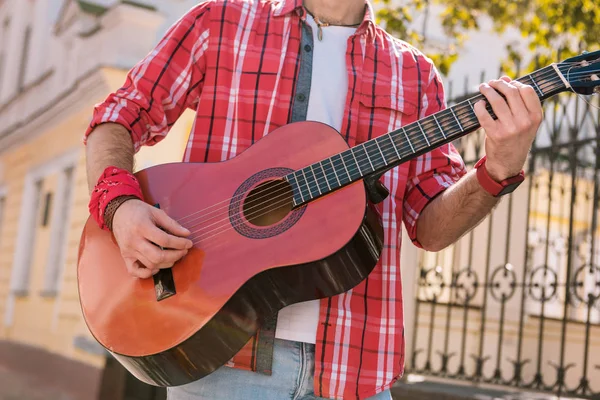 Musicien de rue énergique accordant la chanson dans la rue — Photo