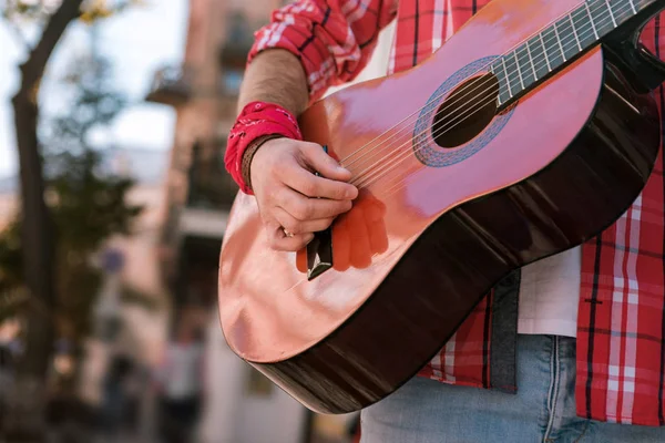 Jovem músico de rua saboreando música na rua — Fotografia de Stock