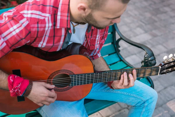 Skäggiga gatumusikant tränar solo på gitarr — Stockfoto