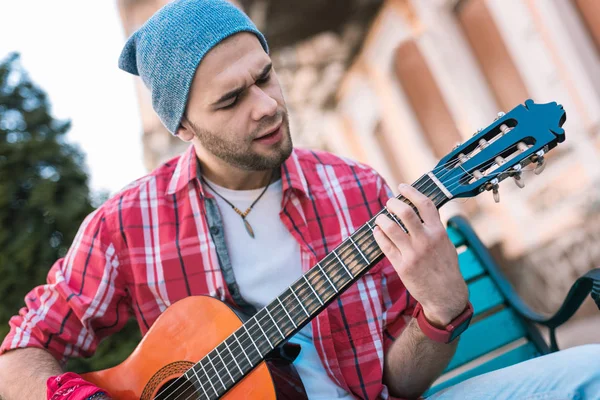 Musicista di strada pensieroso estemporaneo sulla sua chitarra — Foto Stock