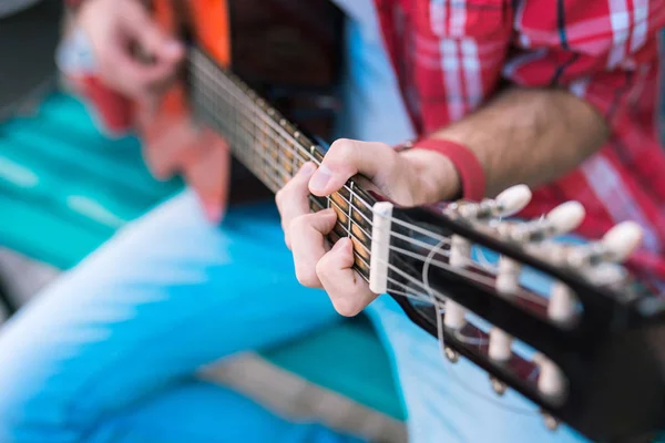 Tilltalande hane gitarrist med ackord i nycklar — Stockfoto