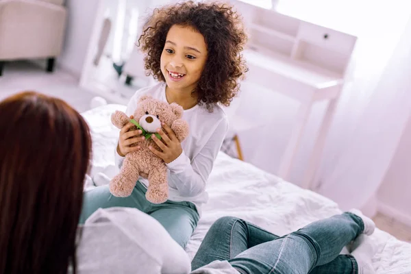 Chica morena feliz hablando con sus padres —  Fotos de Stock