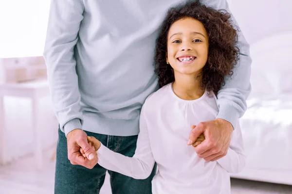 Mooie kleine vrouwelijke staande in de buurt van haar vader — Stockfoto