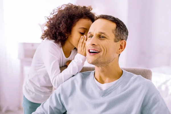 Vrolijke weinig vrouwelijke geheim te vertellen aan haar papa — Stockfoto