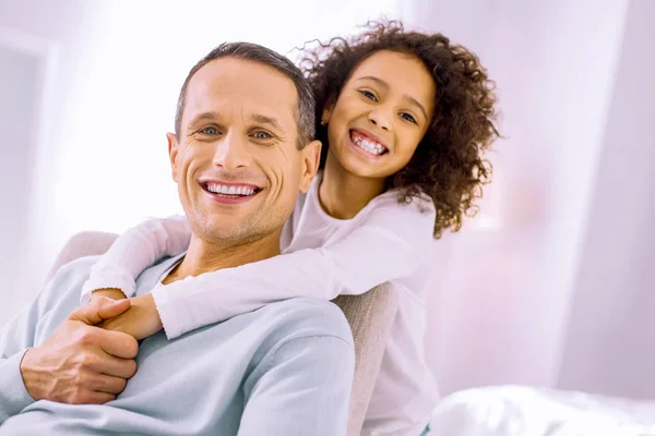 Portret van gelukkige familie die poseren op camera — Stockfoto