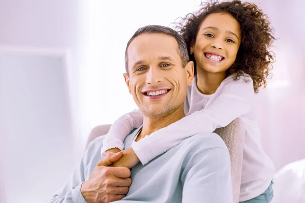 Vrolijke meisje tijd doorbrengen thuis met papa — Stockfoto