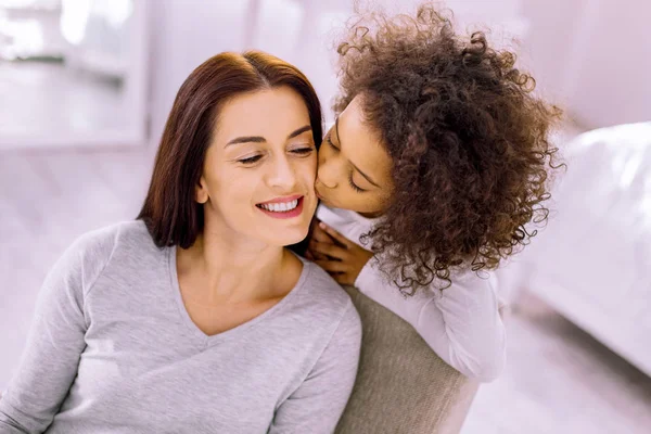 Tendre jeune femelle garder sourire sur son visage — Photo