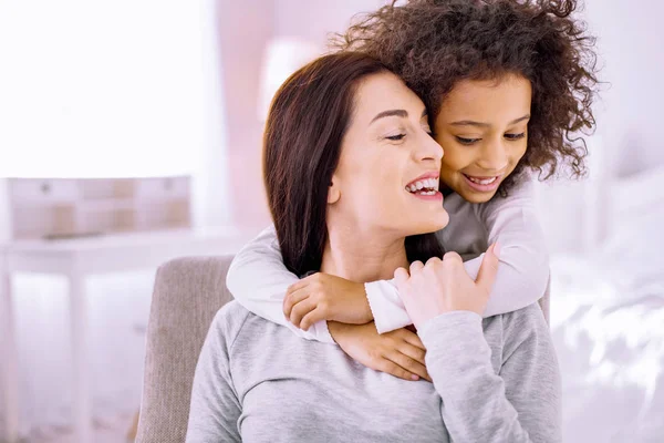 Fantastisk brunett kvinna njuter av helgen med hennes barn — Stockfoto