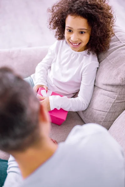 Charmante meisje met krullend haar verheugen — Stockfoto