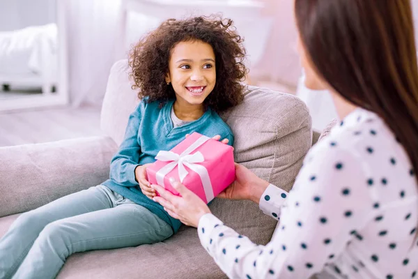 Belle fille internationale prenant boîte rose avec cadeau — Photo