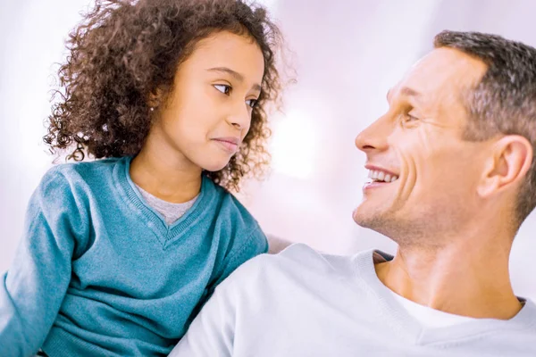 Vrolijke mannelijke persoon lachen om de grappige situatie — Stockfoto