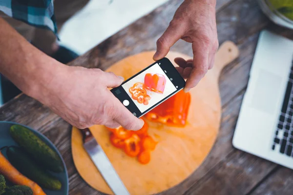 Foco seletivo de uma tela de smartphone com fotos de comida — Fotografia de Stock