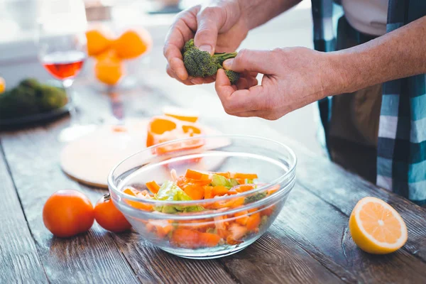 Gros plan sur le brocoli ajouté à la salade — Photo