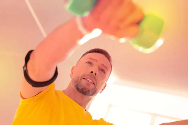 Concentrato uomo sportivo facendo esercizi a casa — Foto Stock