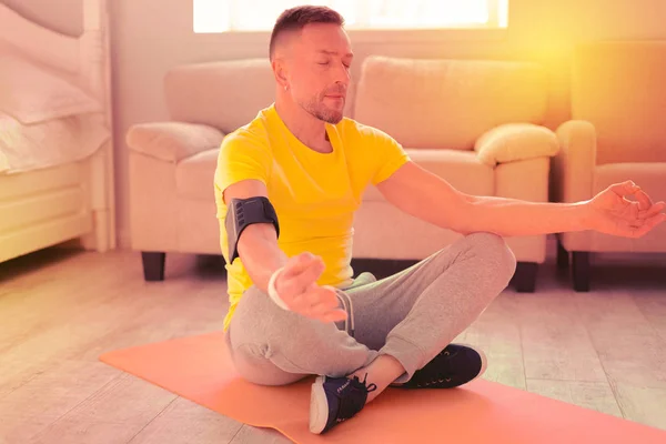 Bonito homem meditando no quarto — Fotografia de Stock