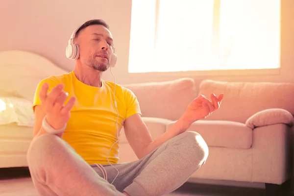 Calma homem pacífico ouvir a música relaxante — Fotografia de Stock