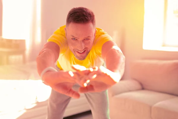 Fit strong man doing exercises at home — Stock Photo, Image