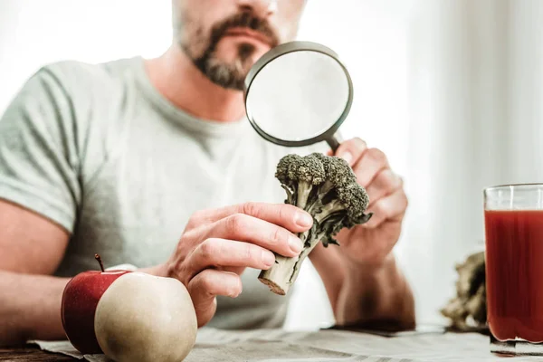 Selektiver Fokus gesunder grüner Brokkoli wird überprüft — Stockfoto