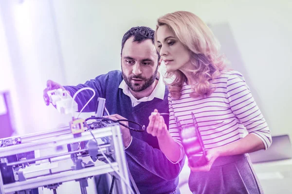 Γενειοφόρος άνδρας μελαχρινός, δείχνοντας τον συνάδελφό του στον τρόπο χρήσης εκτυπωτή laser — Φωτογραφία Αρχείου