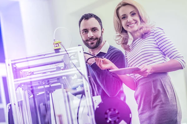 Schöne Geschäftsfrau steht neben dem Programmierer, der in ihrem Büro arbeitet — Stockfoto