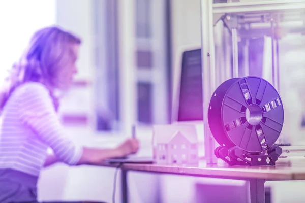 Blondhaarige Softwareingenieurin sitzt am Tisch vor dem Computer — Stockfoto