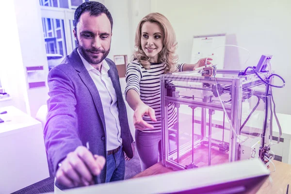 Zwei Geschäftsleute in Jeans, die in ihrem großen modernen Büro zusammen hart arbeiten — Stockfoto