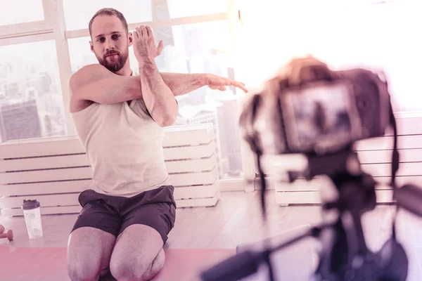 Entusiasta deportista hábil haciendo estiramiento del brazo todos los días —  Fotos de Stock