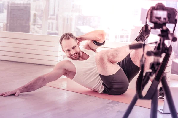 Treinador alegre fazendo tutorial de esportes na frente da câmera — Fotografia de Stock