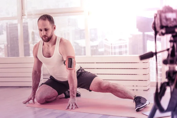 Fleißiger Athlet konzentriert sich auf Trainingsprozess — Stockfoto