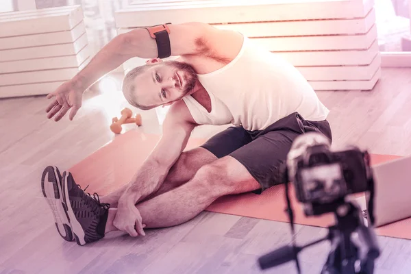 Longitud completa de deportista trabajador grabando su tutorial en casa —  Fotos de Stock