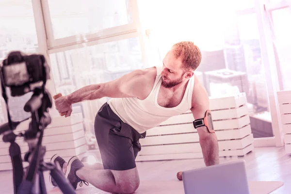 Професійний спортсмен робить вправи з ручними вагами вдома — стокове фото
