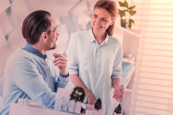 Mujer rubia encantadora discutiendo su proyecto arquitectónico — Foto de Stock