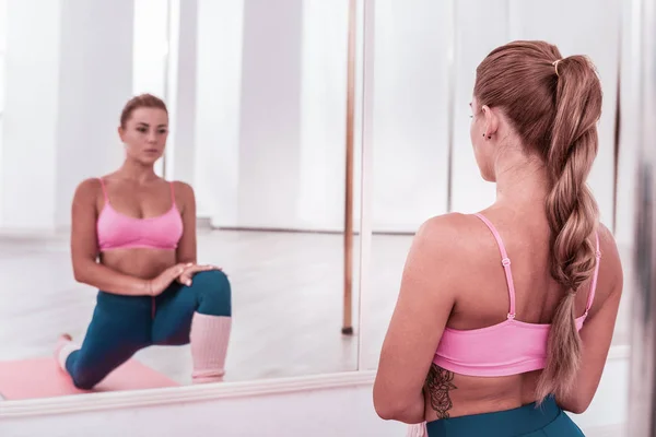 İnce yapılı ve kadın dövme şaşırtıcı yoga zaman zevk onun pirzola tam anlamıyla uyum — Stok fotoğraf