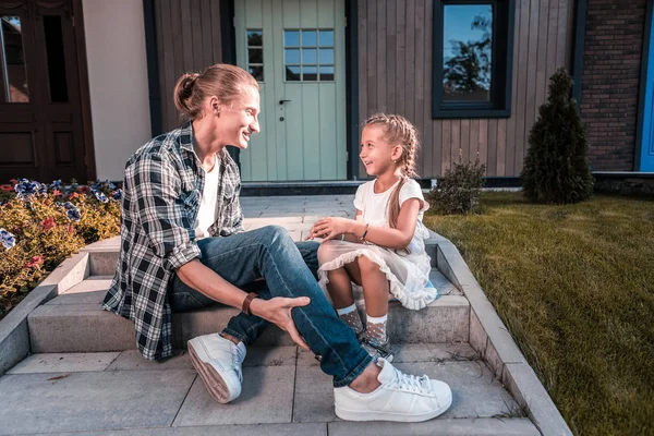 Apa és lánya ül a tornácon vár anya házon kívül — Stock Fotó