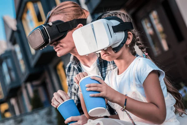 Ładna Ciemnowłosa córka czuje się ciekawy, noszących okulary wirtualnej rzeczywistości — Zdjęcie stockowe