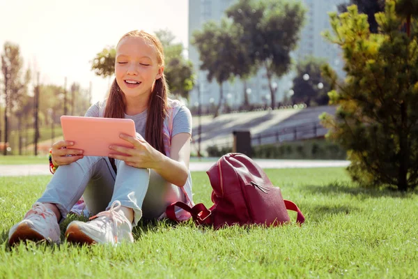 Freundliches Schulmädchen, das online mit ihren Verwandten kommuniziert — Stockfoto