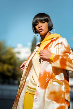 Fotoğraf Dergisi için yapım genç kısa saçlı modeli