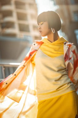 Güneş ışıkları banyo esmer bronz piliç