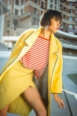 Koyu tenli aktif olarak poz otantik kadın