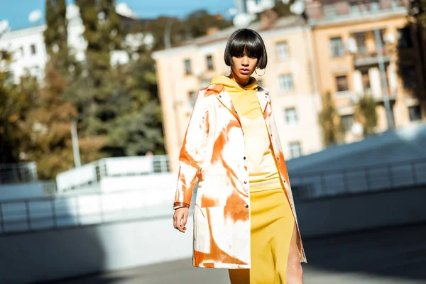 Well-dressed female with short hair displaying her unusual outfit — Stock Photo, Image