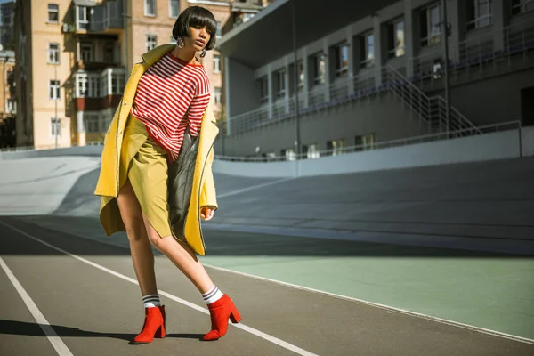 Mujer Despectiva Atractiva Atractiva Chica Incómoda Permaneciendo Terciopelo Tacones Altos —  Fotos de Stock