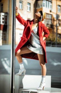 Önemli ölçüde metal konstrüksiyon kalan yanık tenli Genç erkek