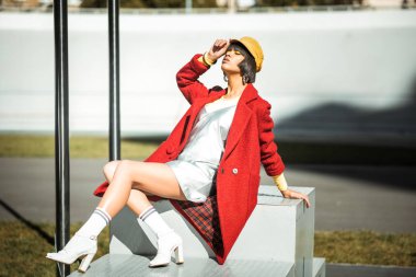 Önemli ölçüde çalışırken duruş çekici alışılmadık kadın