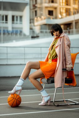 Sert kadın cinsel turuncu topu ile poz