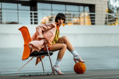 Topla oynamayı Afro-Amerikan esmer kadın